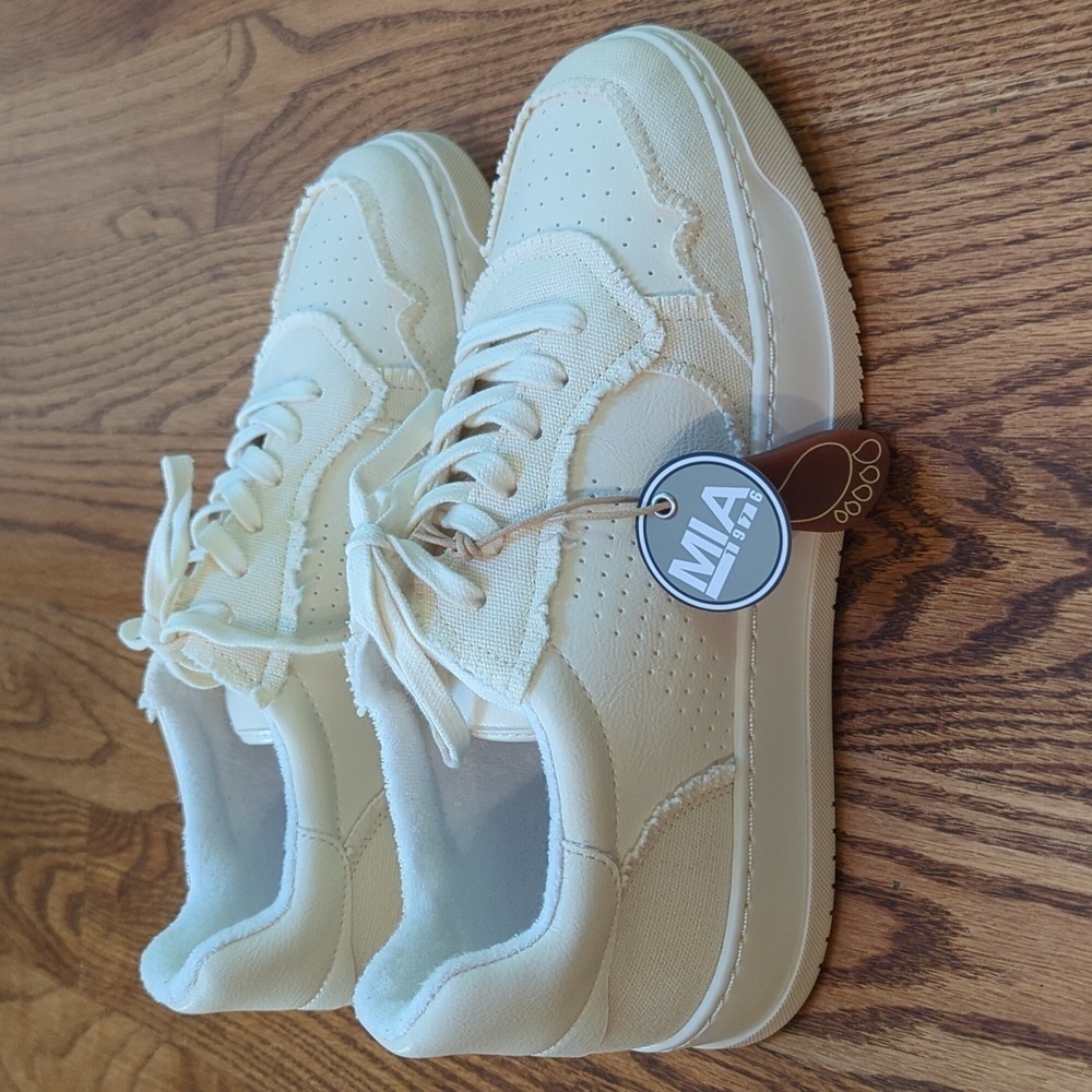 NWT NIB MIA Kass Frayed Twill Sneaker Size 9 White/Cream - Picture 3 of 9